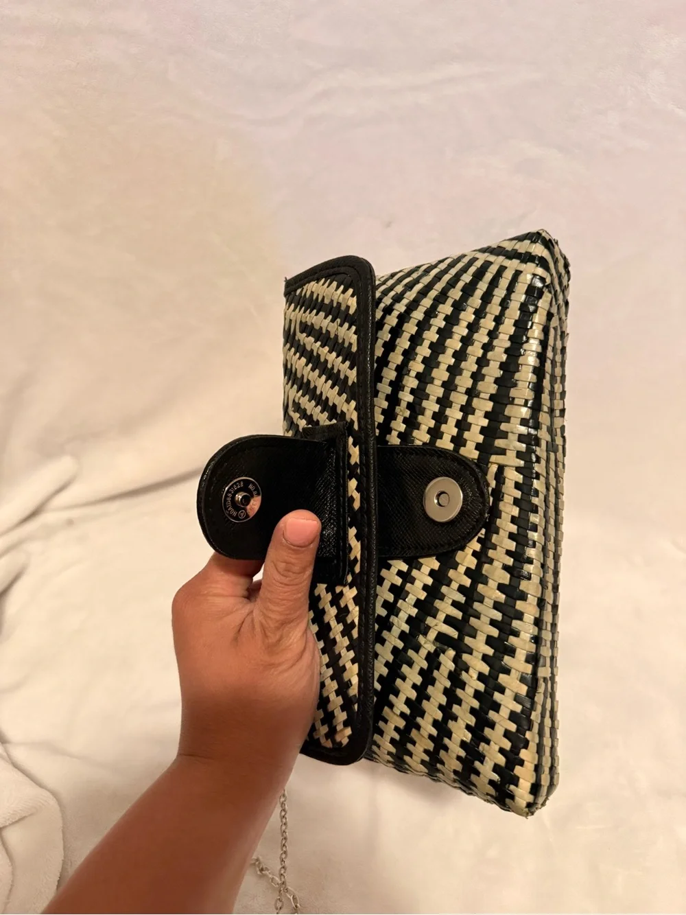 BK Black & White Woven Chain Bag | Chic Geometric Shoulder Purse - Picture 5 of 9